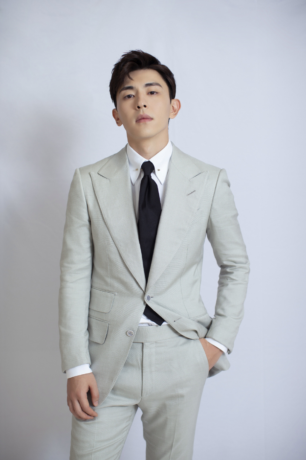 简介:邓伦灰白西装绅士帅气图片写真,分享一组邓伦图片给大家,图中的