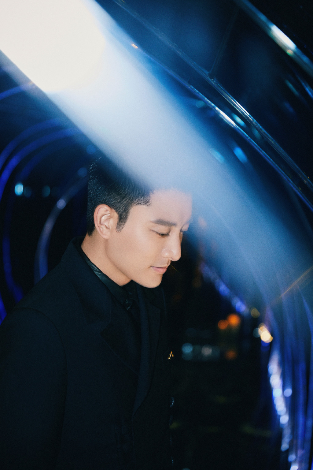 贾乃亮纯黑西装帅气图片写真36