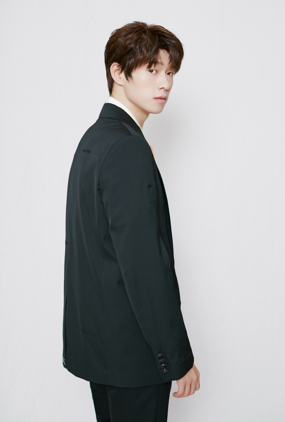 > 魏大勋时尚帅气写真图片(1/9)