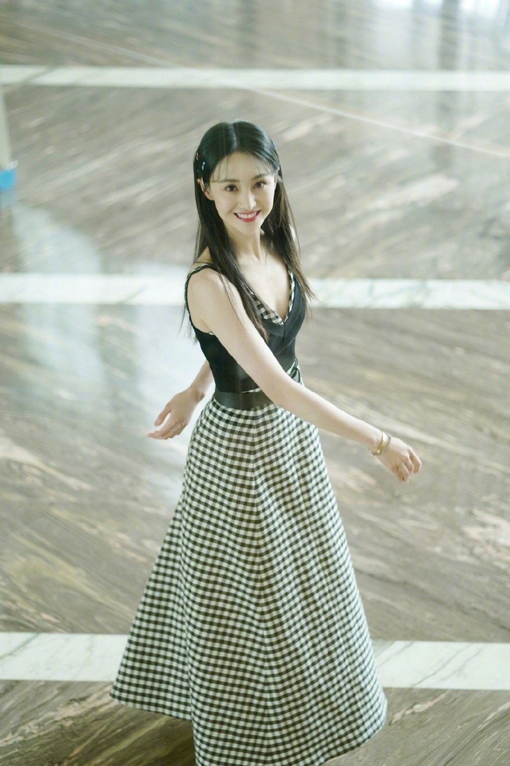 郑爽格子裙简约甜美写真图片49