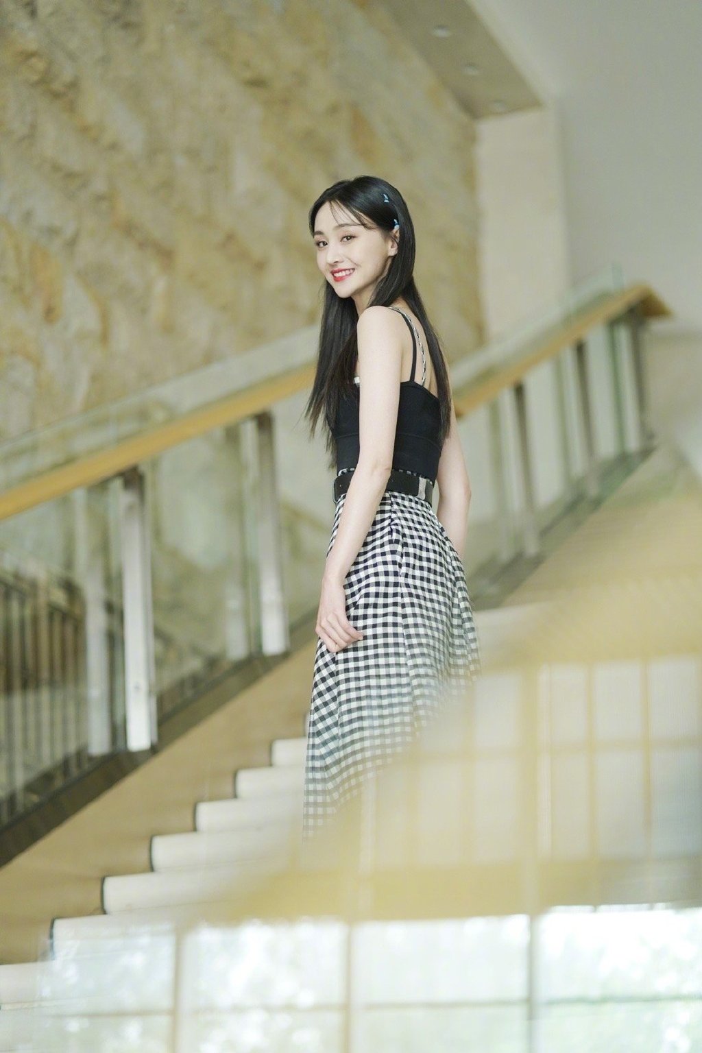 郑爽格子裙简约甜美写真图片79