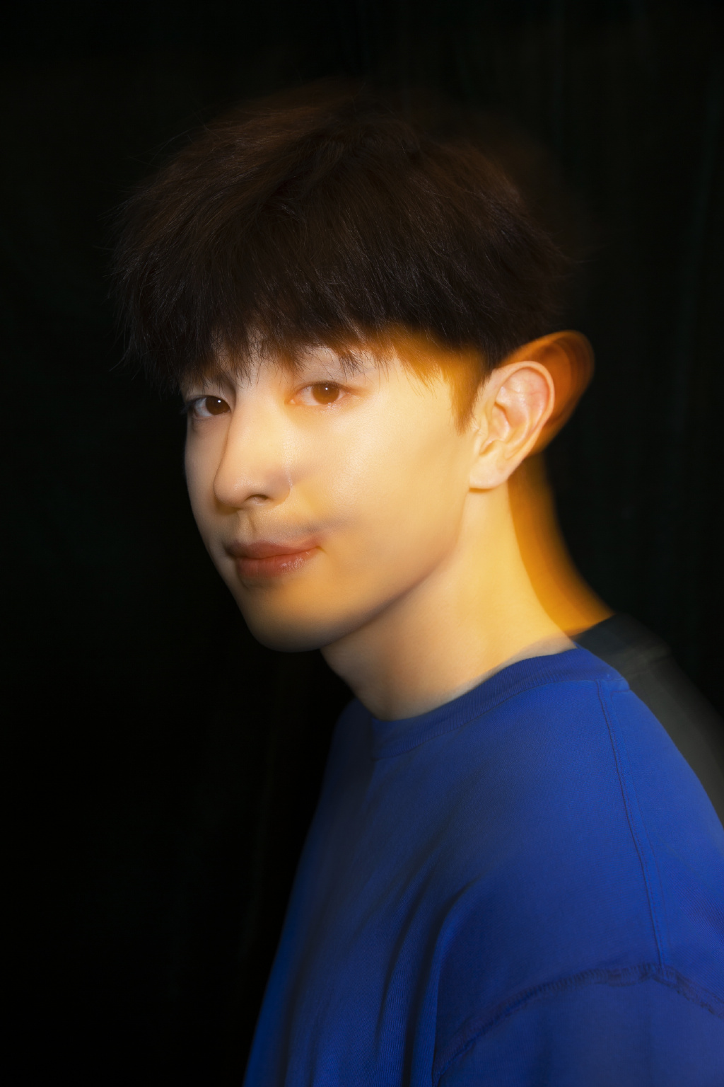 邓伦蓝色短t帅气图片写真210