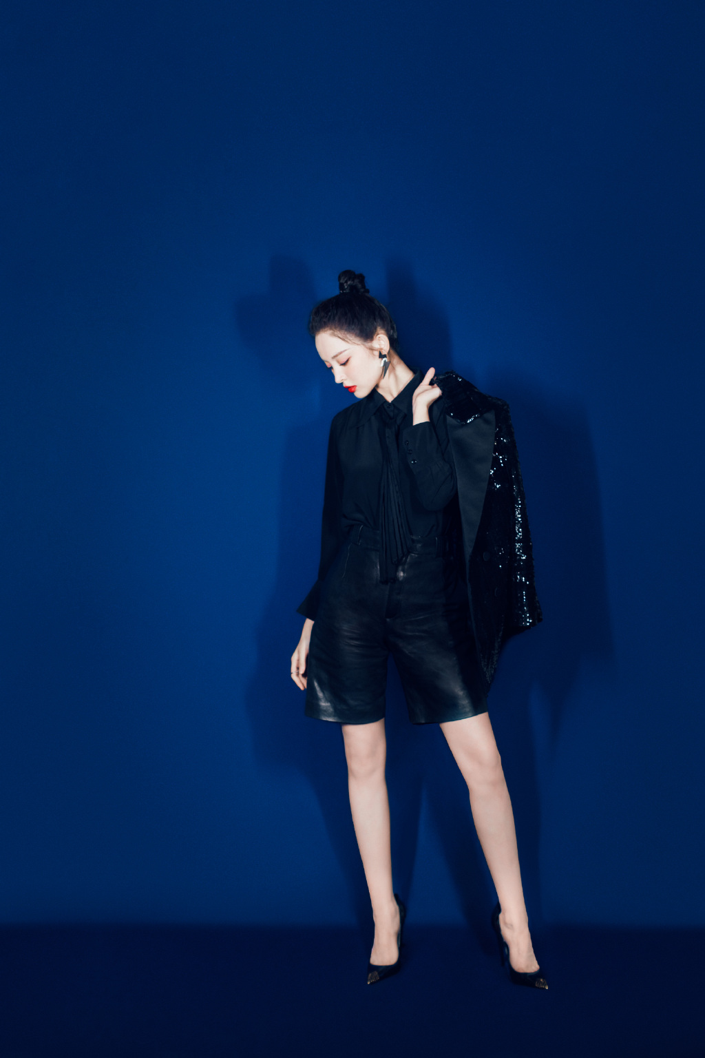 简介:古力娜扎黑色西装魅力写真图片,分享一组古力娜扎图片给大家,图