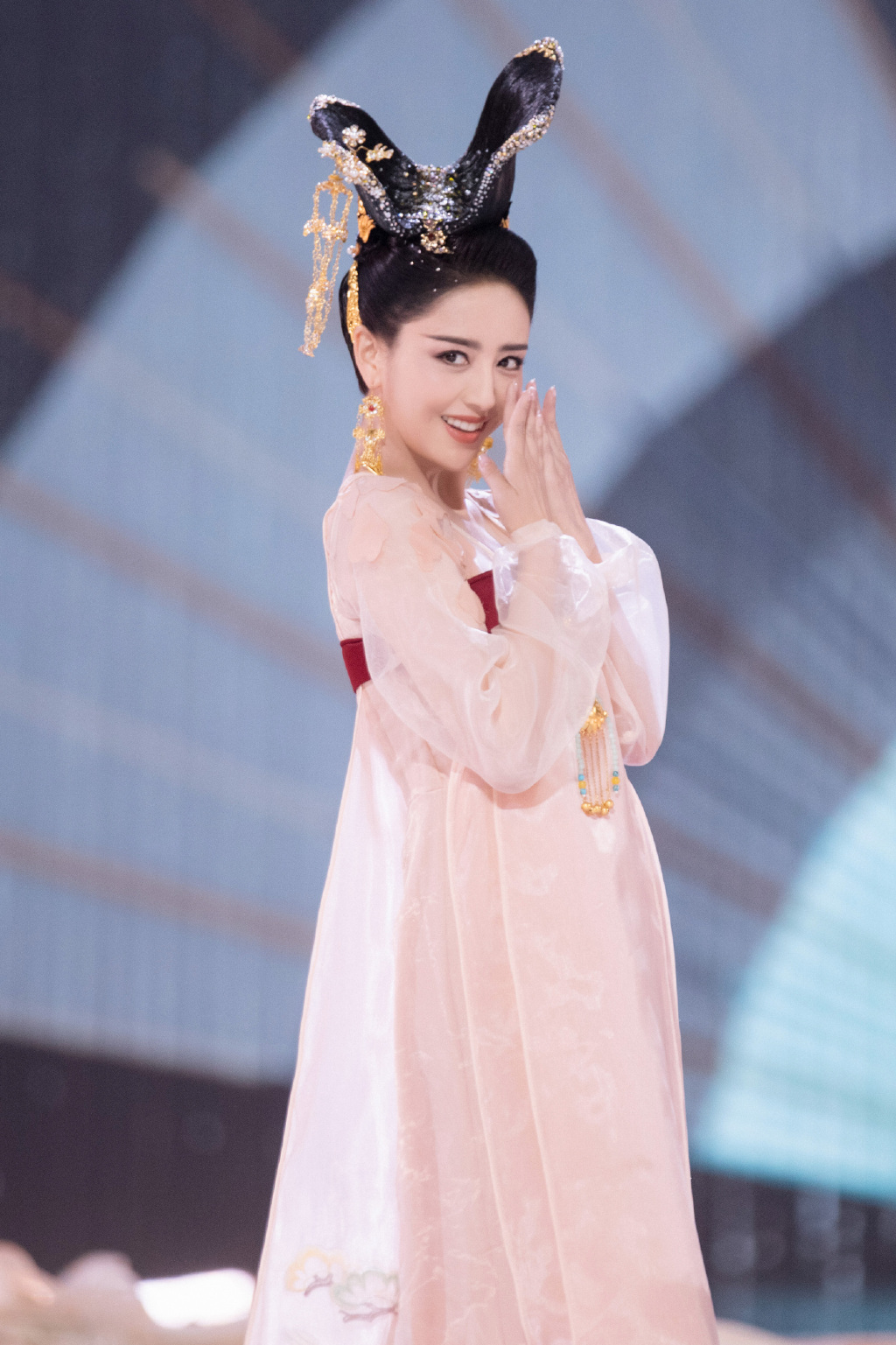 简介:佟丽娅唯美浪漫舞台照图片,分享一组佟丽娅图片给大家,图中的