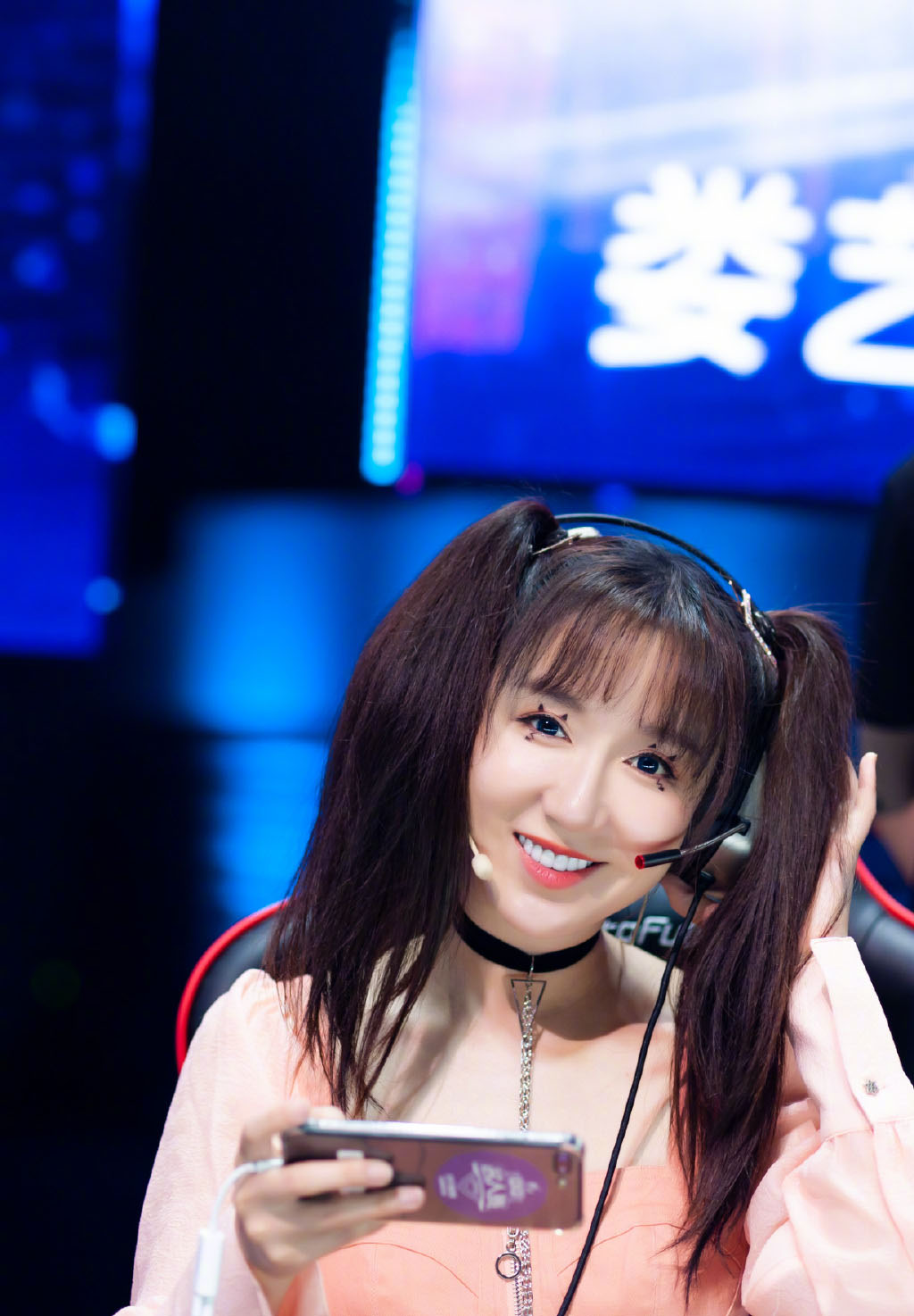 娄艺潇粉裙双马尾写真图片810