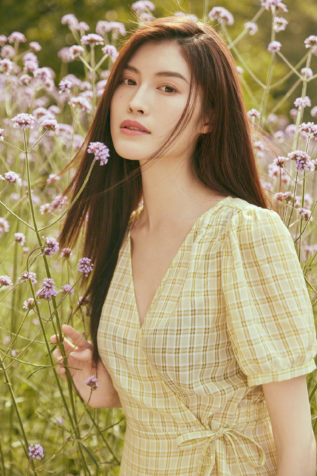 简介:何穗明媚清新夏日写真图片,分享一组何穗图片给大家,图中的明星