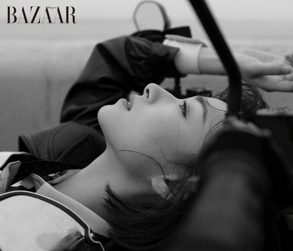 万茜黑白公路大片写真图片17