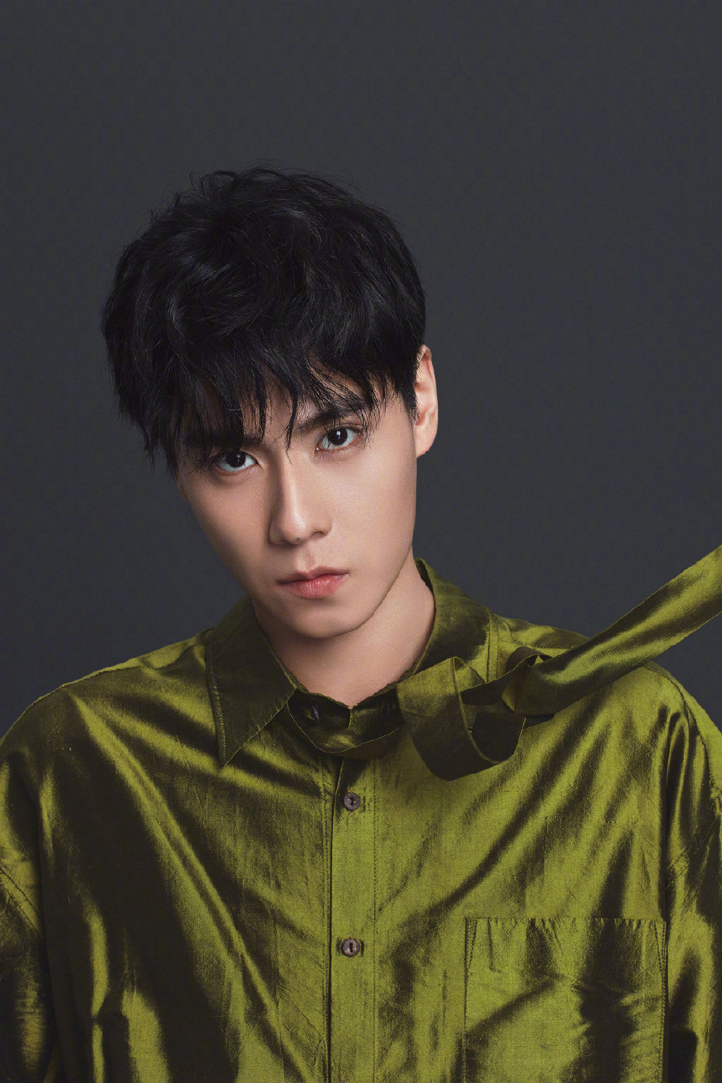 胡一天绸缎衬衫简洁写真图片14