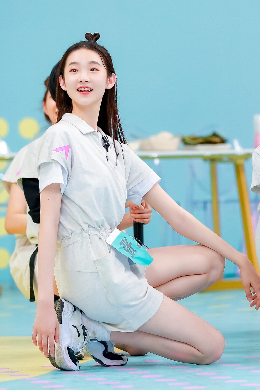 张艺凡丸子头清新俏皮图片78