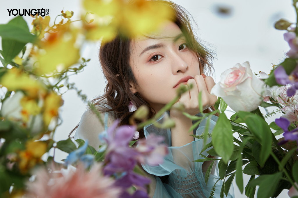 分享一组赖雨濛图片给大家,图中的明星图片壁纸会点缀你的电脑桌面