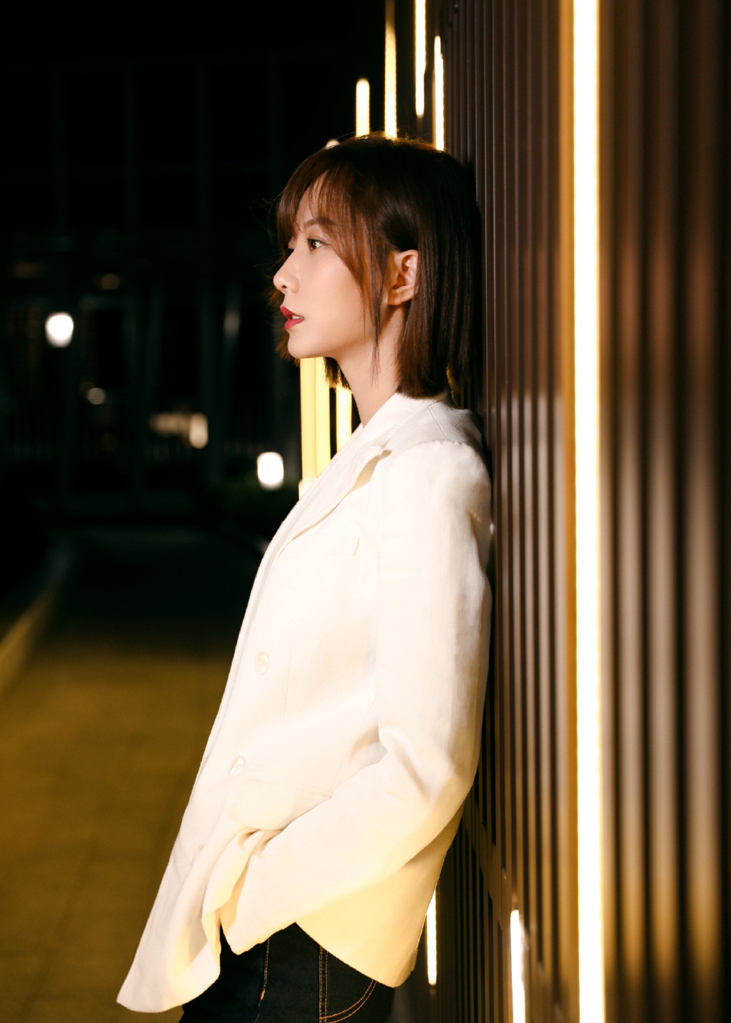 简介:王珞丹白色西装甜酷写真图片,分享一组王珞丹图片给大家,图中的