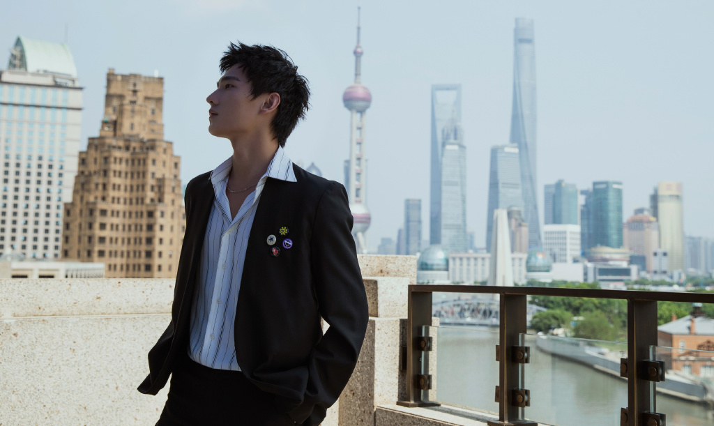 杨洋黑白搭配帅气写真,分享一组杨洋图片给大家,图中的明星图片壁纸会