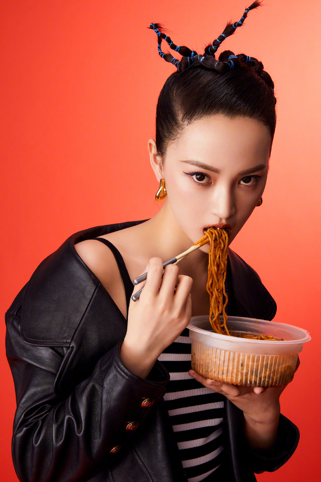 > 黄灿灿蓝色鱼骨辫个性写真图片(6/7)