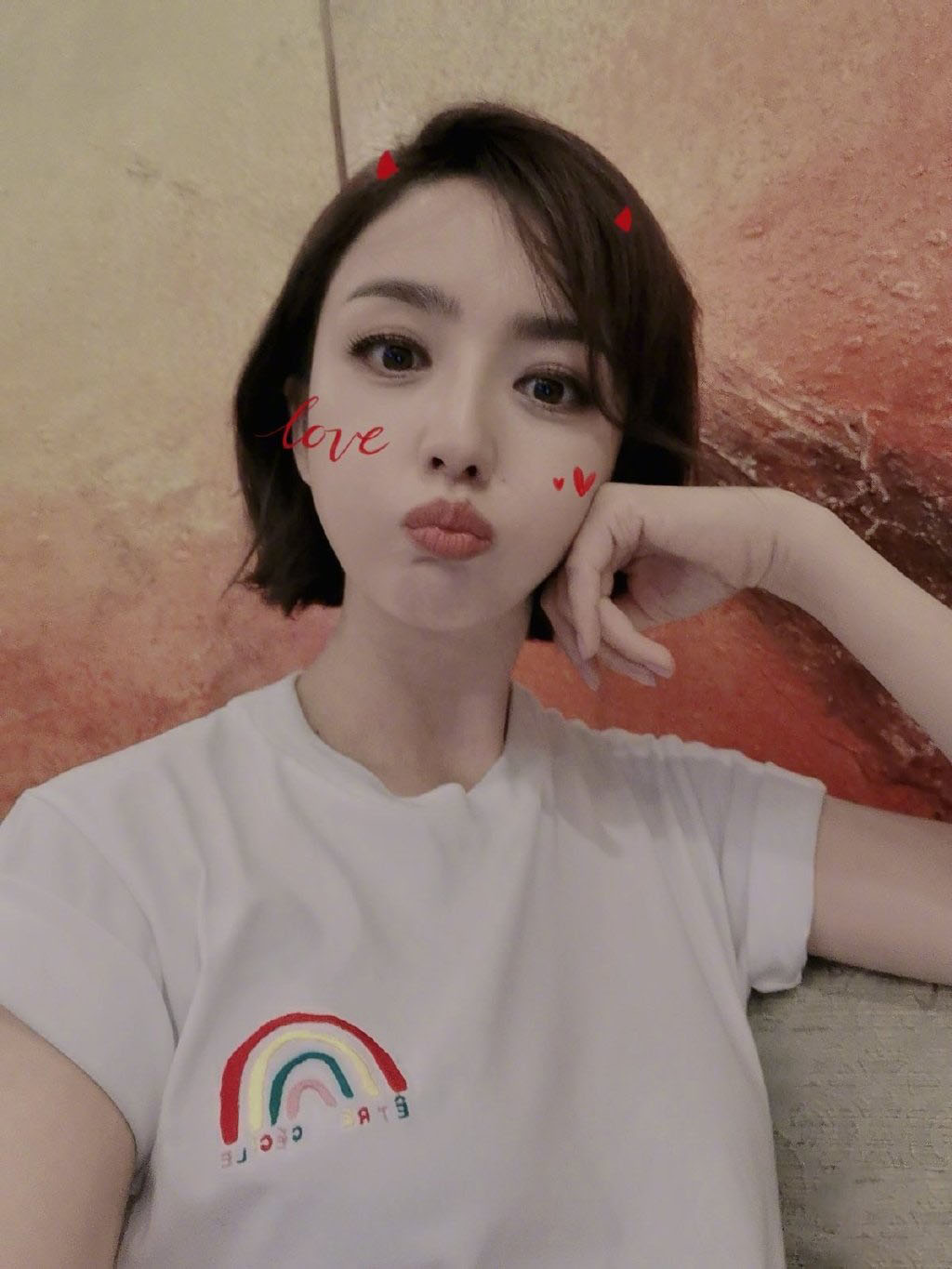 佟丽娅剪刀手俏皮自拍照图片44