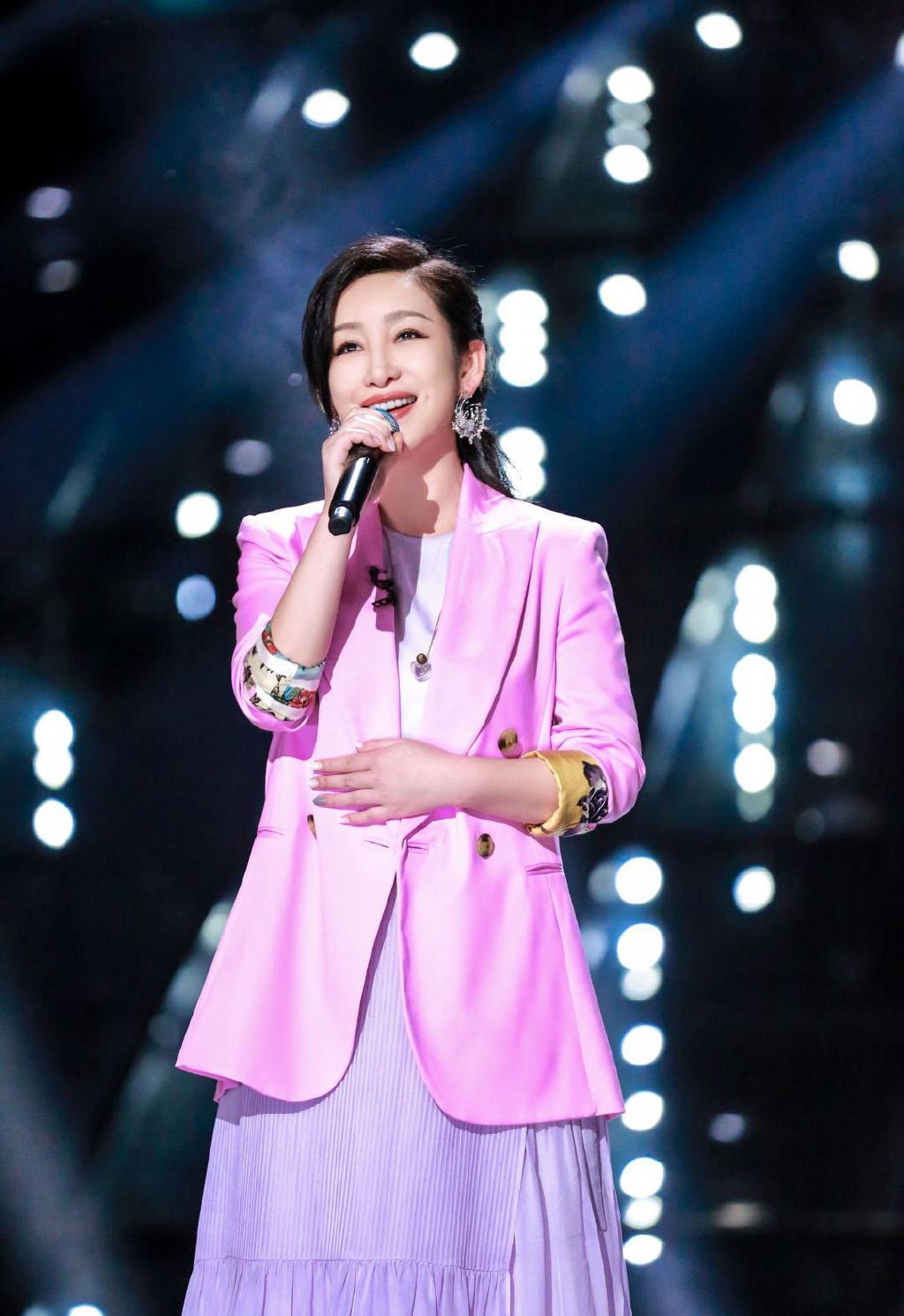 秦海璐粉色套装优雅舞台照图片35