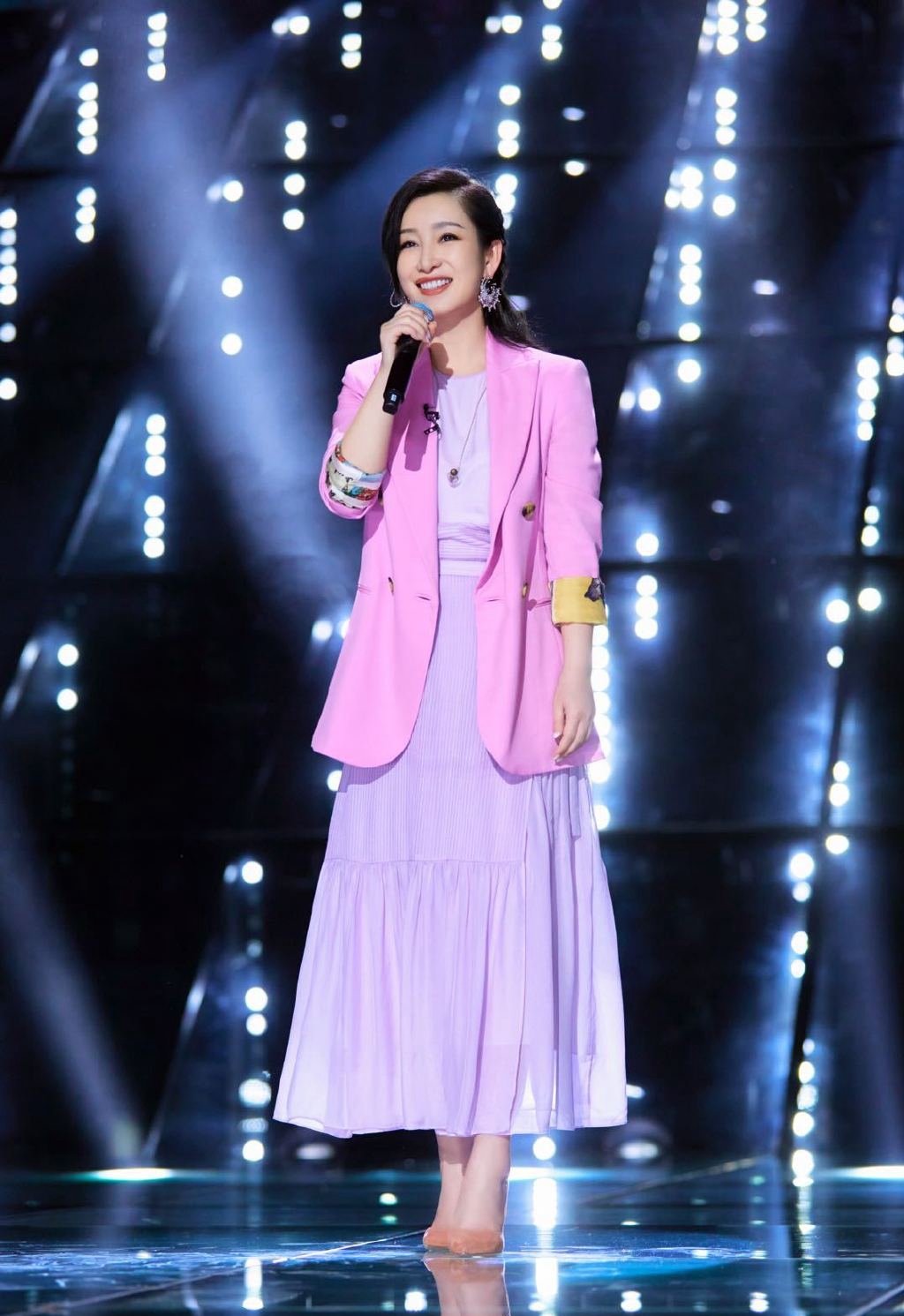 秦海璐粉色套装优雅舞台照图片55