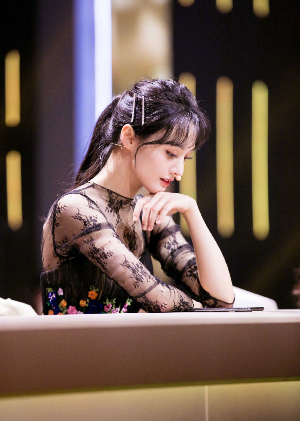 简介:郑爽黑色礼裙性感舞台照图片,分享一组郑爽图片给大家,图中的