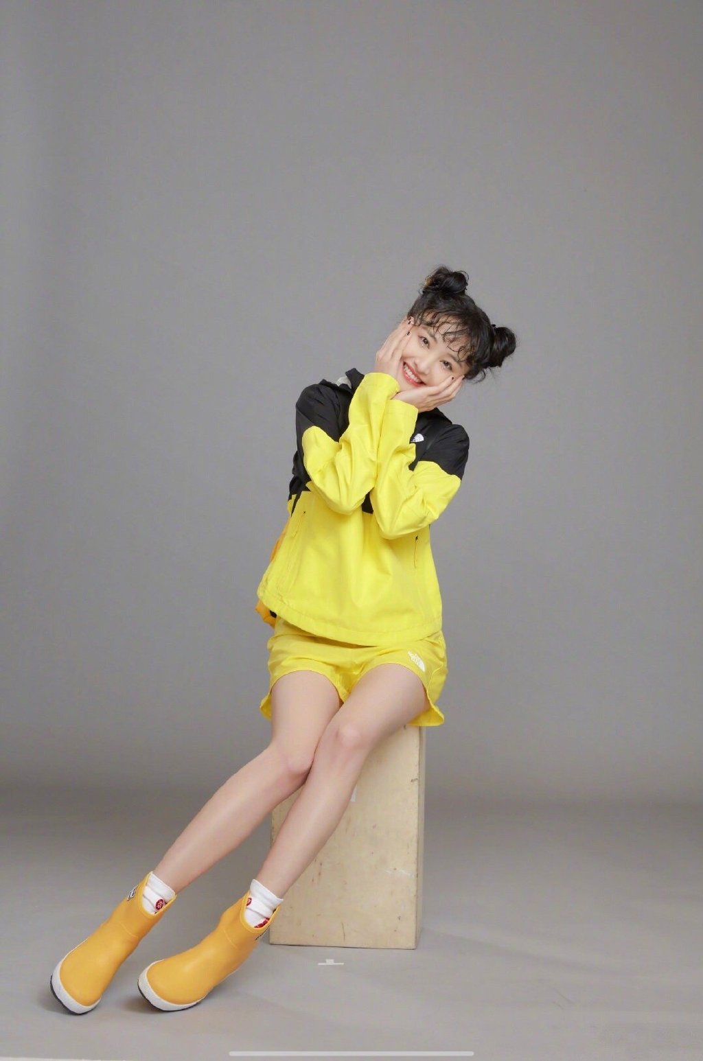 简介:郑爽泡面刘海清爽元气写真图片,分享一组郑爽图片给大家,图中的