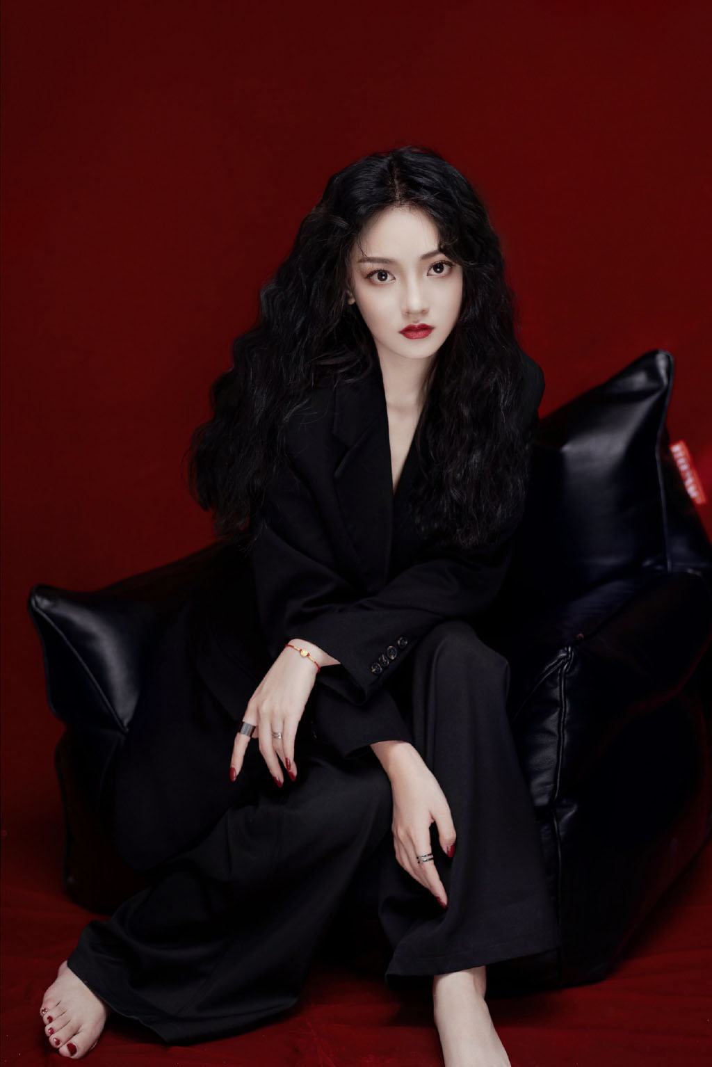 简介:尚璇黑白酷飒冷艳写真图片,分享一组尚璇图片给大家,图中的明星