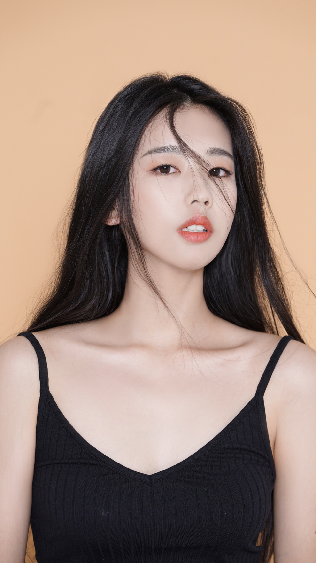 左卓黑色吊带魅惑性感写真35