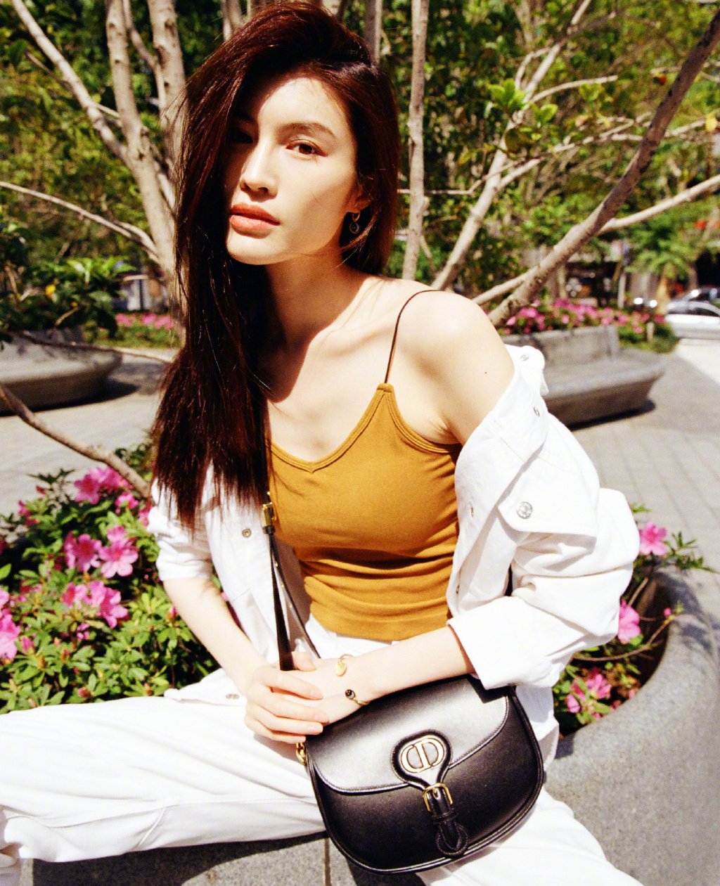 简介:何穗吊带性感街拍图片,分享一组何穗图片给大家,图中的明星图片