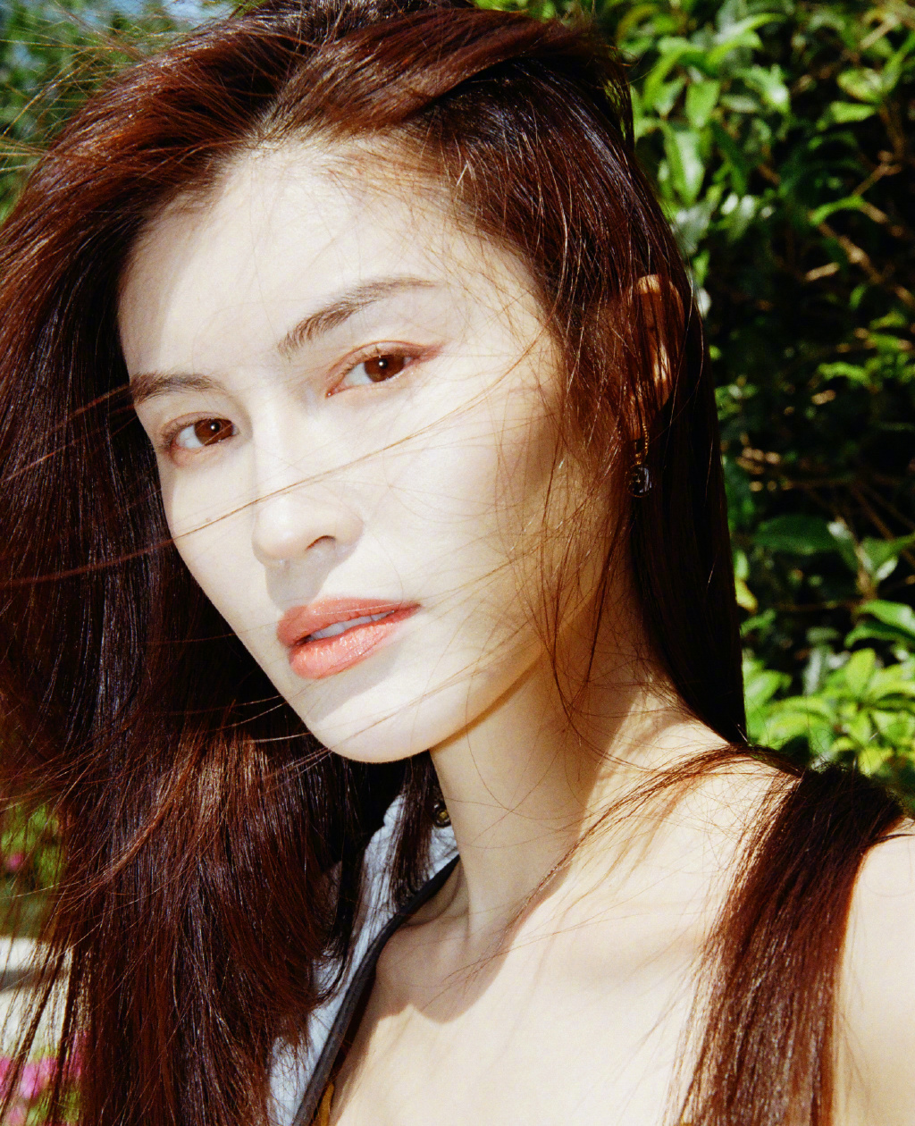 简介:何穗吊带性感街拍图片,分享一组何穗图片给大家,图中的明星图片