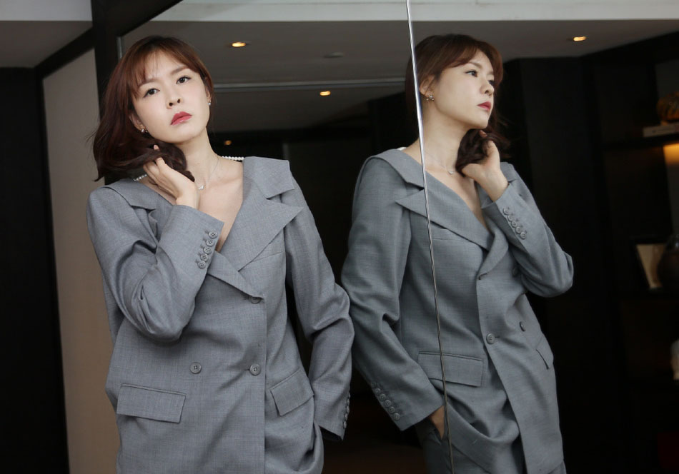 李艾西装美背性感写真图片22