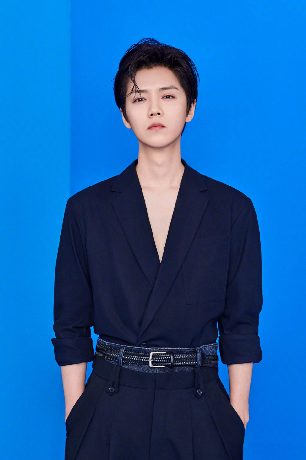 鹿晗v领西装写真图片24