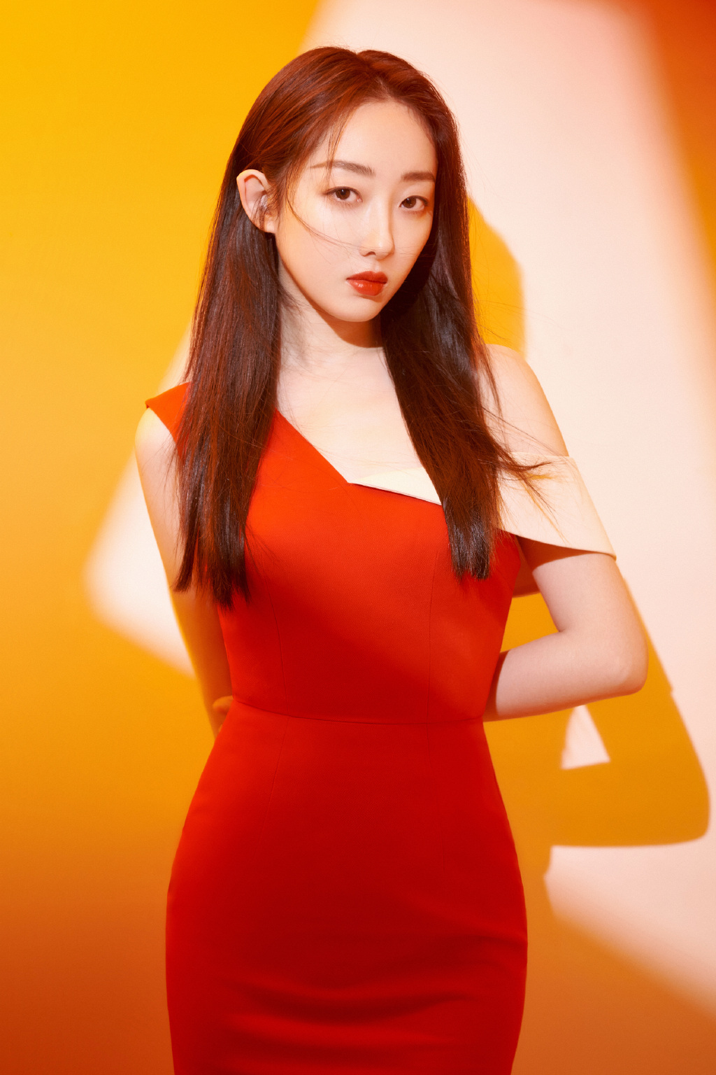 蒋梦婕斜肩裙美艳动人写真图片78