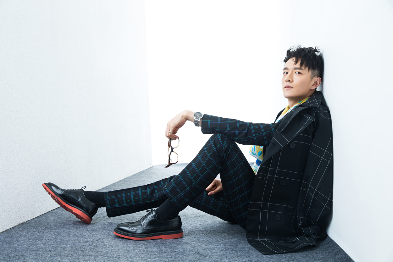 初俊辰摩登儒雅帅气杂志写真26