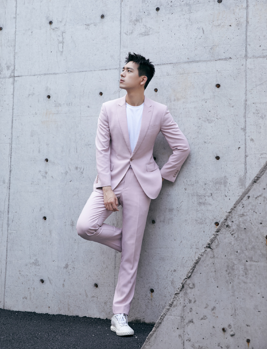 李现粉色西装帅气写真图片910