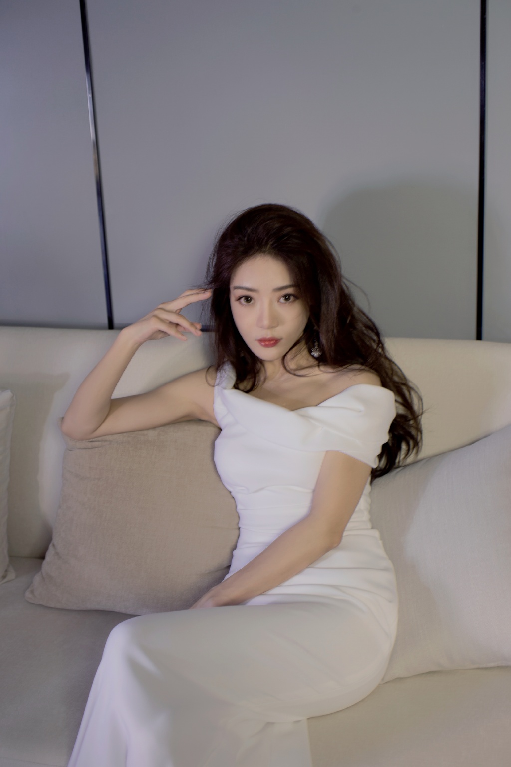 邓家佳露肩裙性感优雅写真图片812