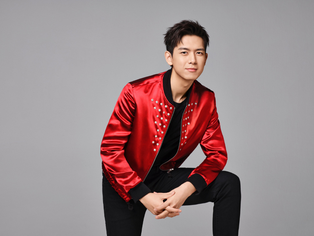 李现红色缎面西装贵气写真图片39