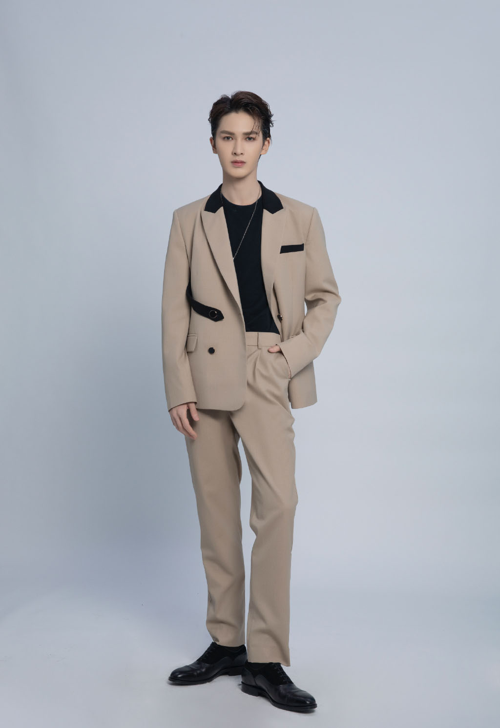 朱正廷棕色西装帅气图片写真66