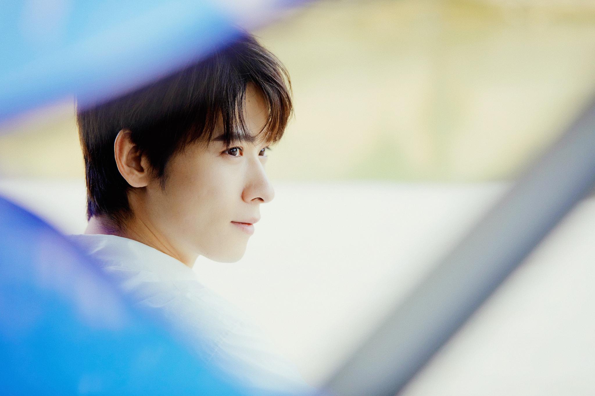 吴昊泽白色衬衣帅气侧颜照图片33