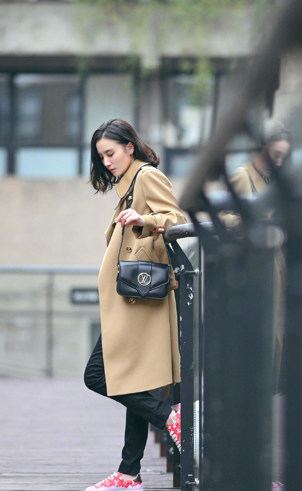 宋佳卡其色风衣街拍图片33