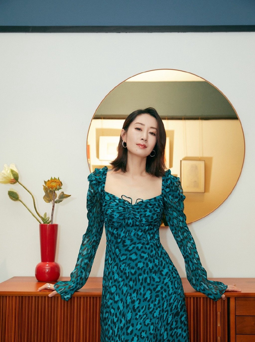 刘敏涛墨绿裙优雅写真图片17