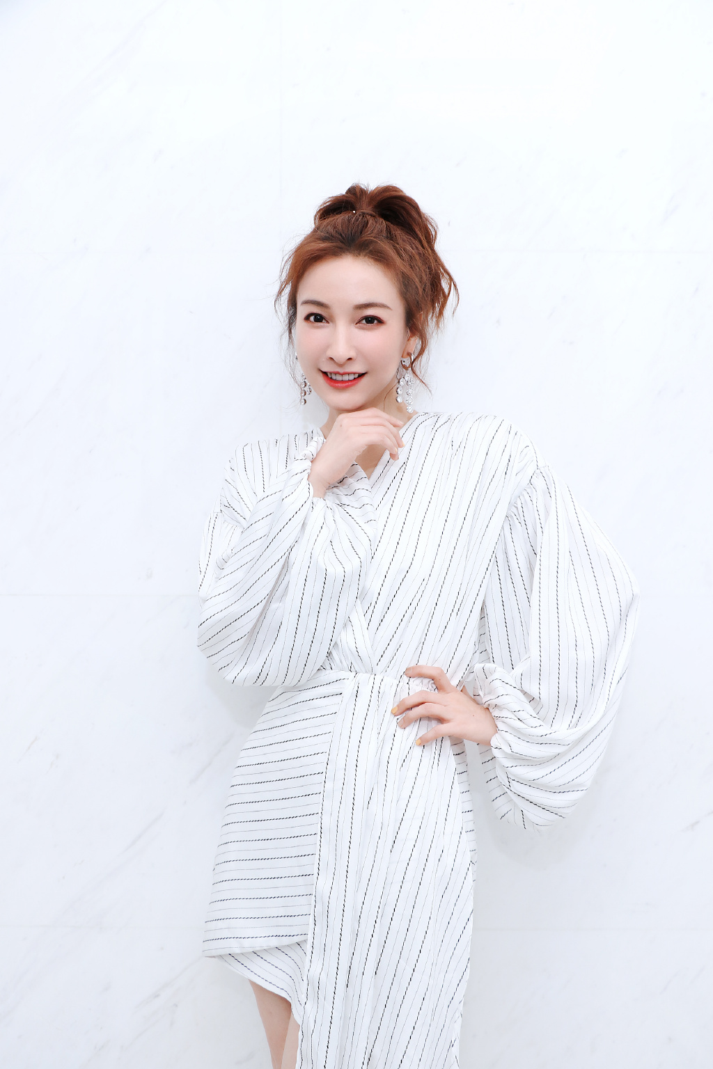 吴昕格纹裙性感写真图片13