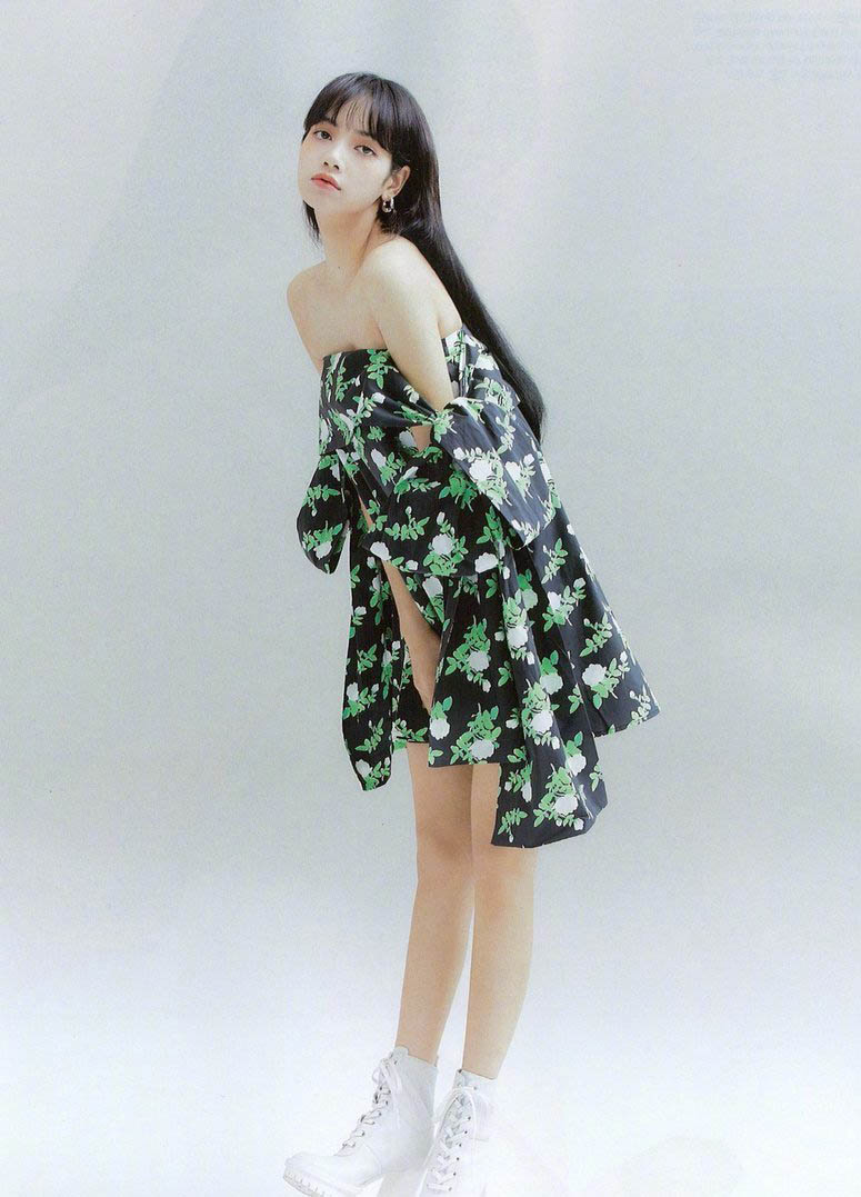 简介:lisa甜酷性感写真图片,分享一组lisa图片给大家