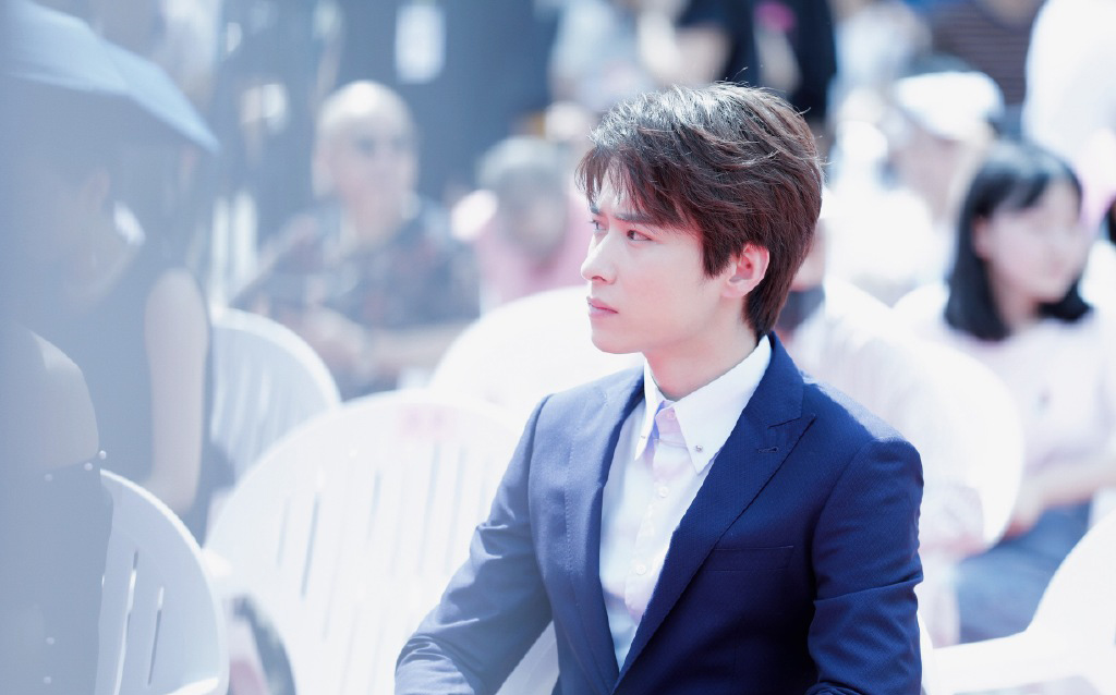 分享一组吴昊泽图片给大家,图中的明星图片壁纸会点缀你的电脑桌面