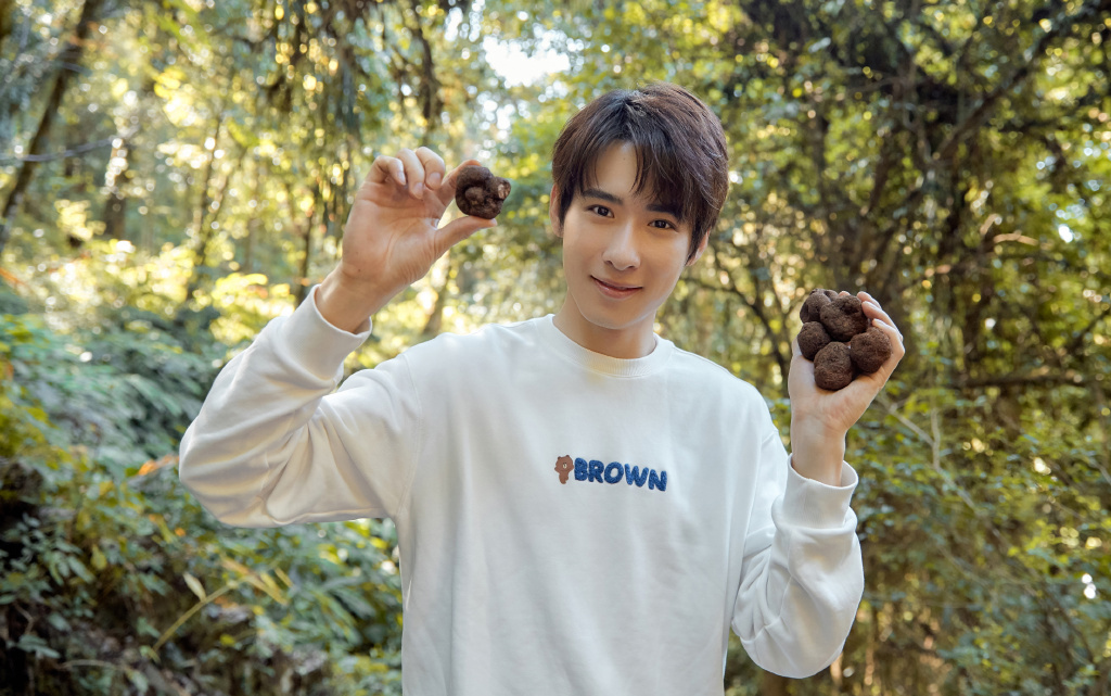 吴昊泽帅气山间树林写真图片69