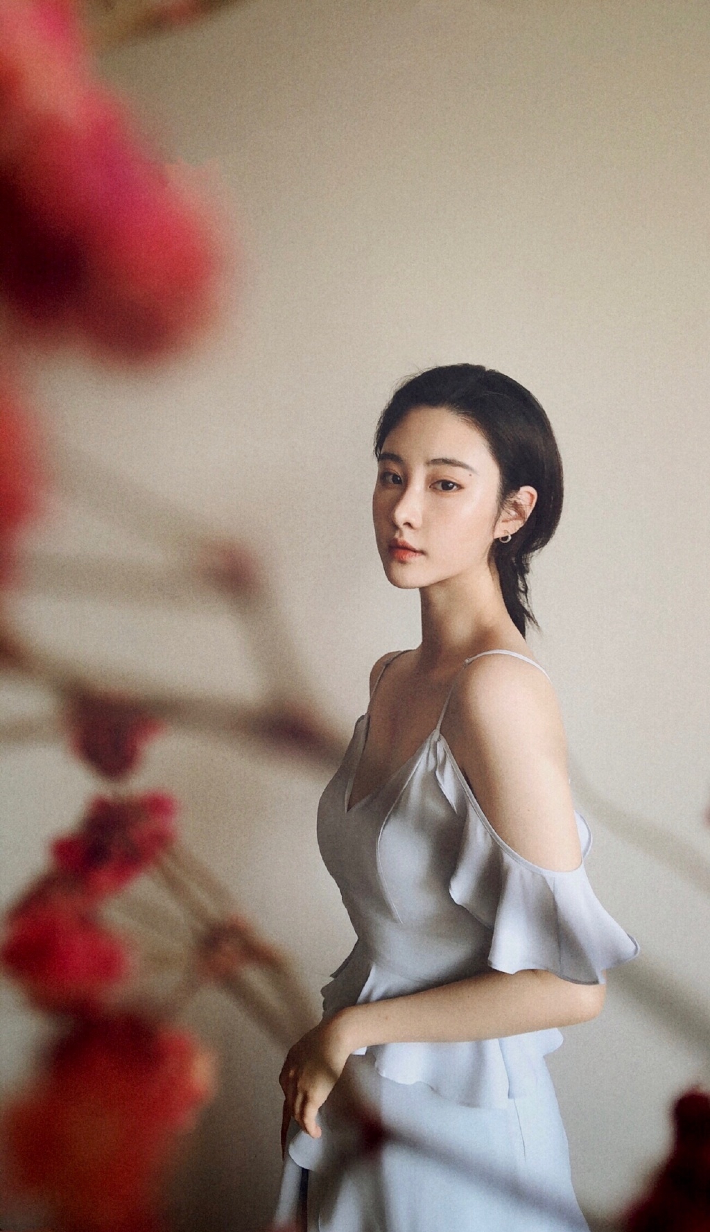 刘丁菡白色吊带裙性感写真图片15