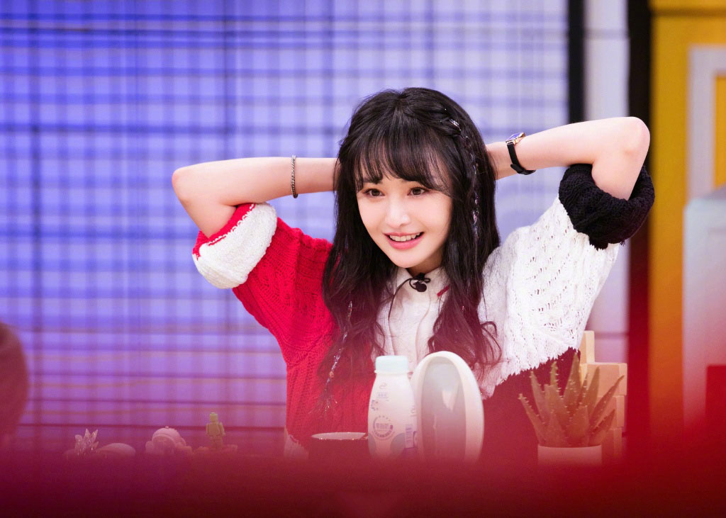 郑爽拼色针织开衫综艺造型图片18