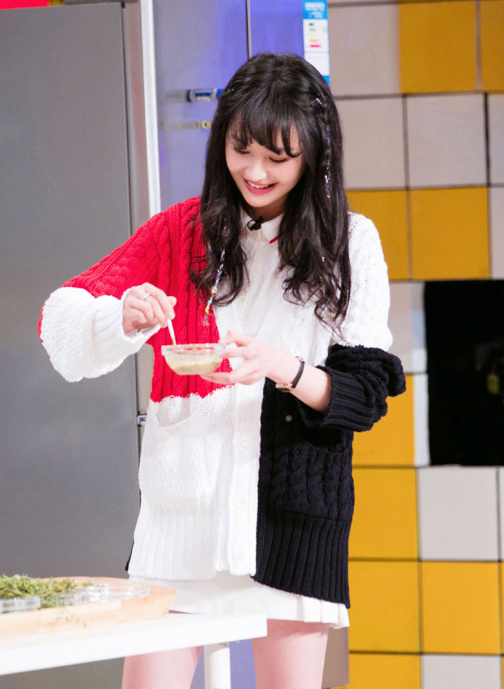 郑爽拼色针织开衫综艺造型图片88