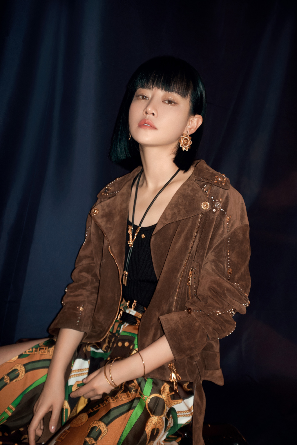 谭卓墨绿短发酷美写真图片38