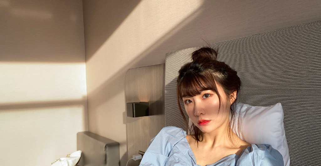 简介:张馨文蓝色露肩上衣性感图片,分享一组张馨文图片给大家,图中的