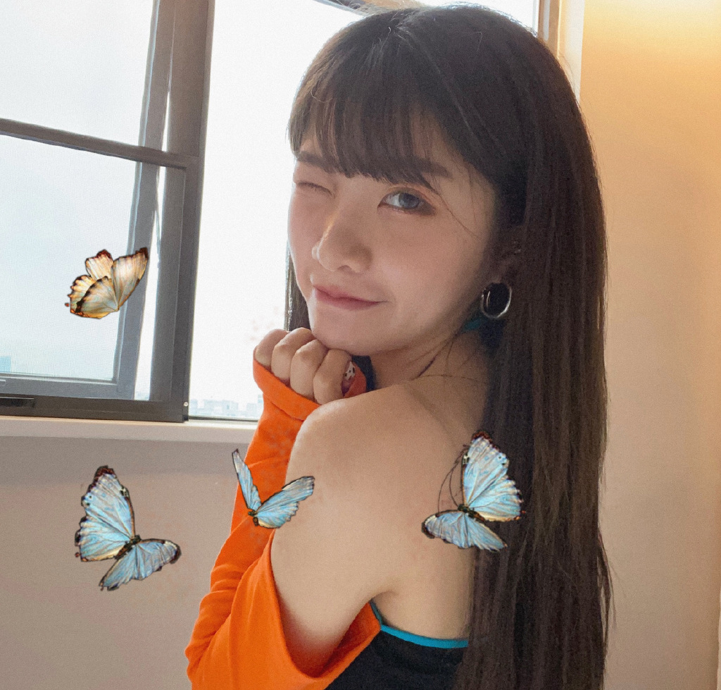 简介:张馨文露肩装诱人性感图片,分享一组张馨文图片给大家,图中的