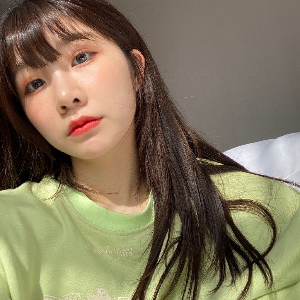 简介:张馨文居家床上清新迷人照片,分享一组张馨文图片给大家,图中的