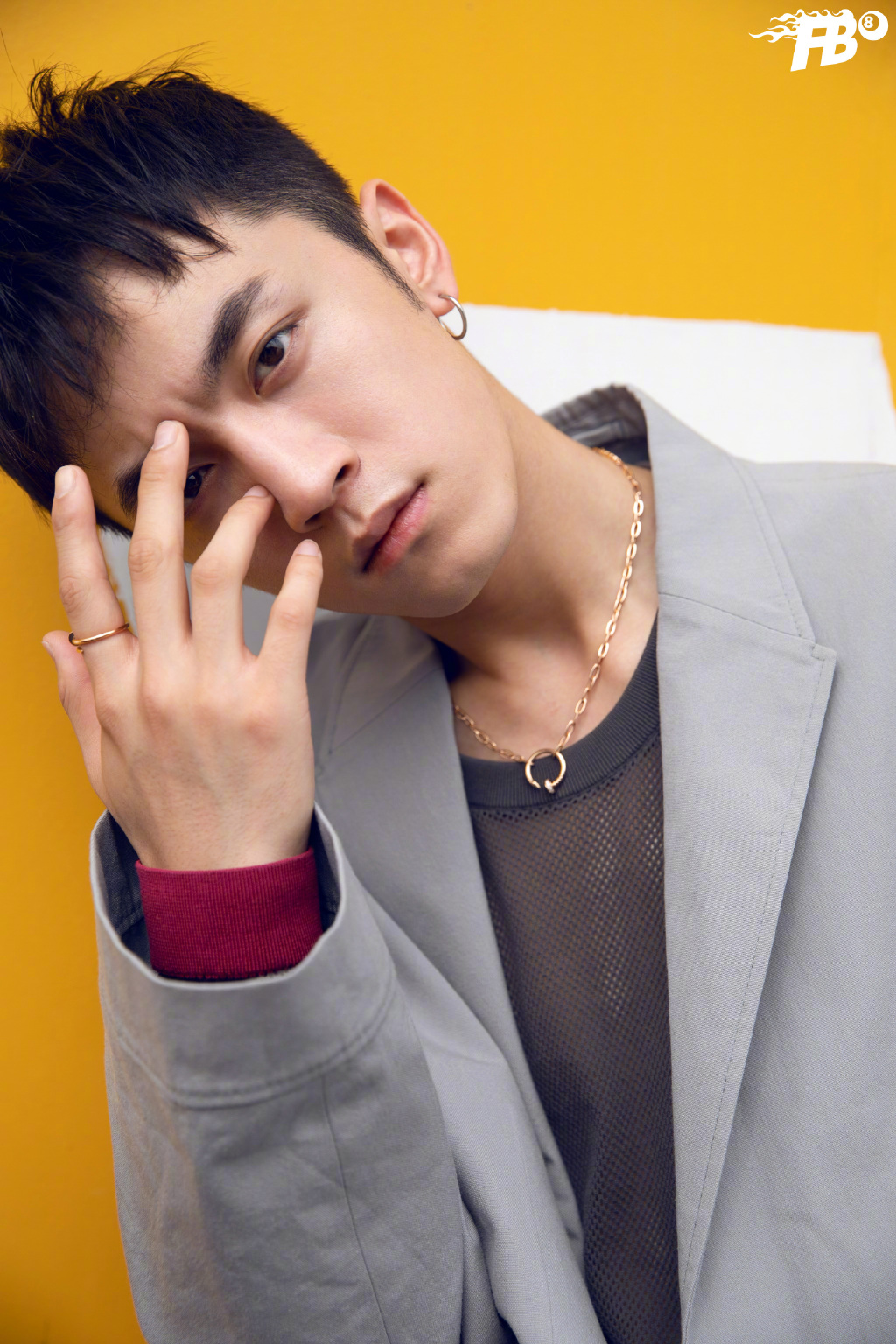 牛超灰色西装不羁写真图片24