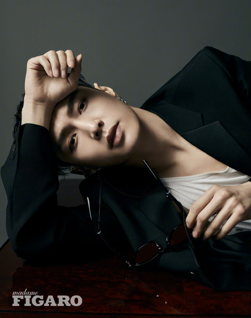 张艺兴熏眼妆暗黑大片写真图片89